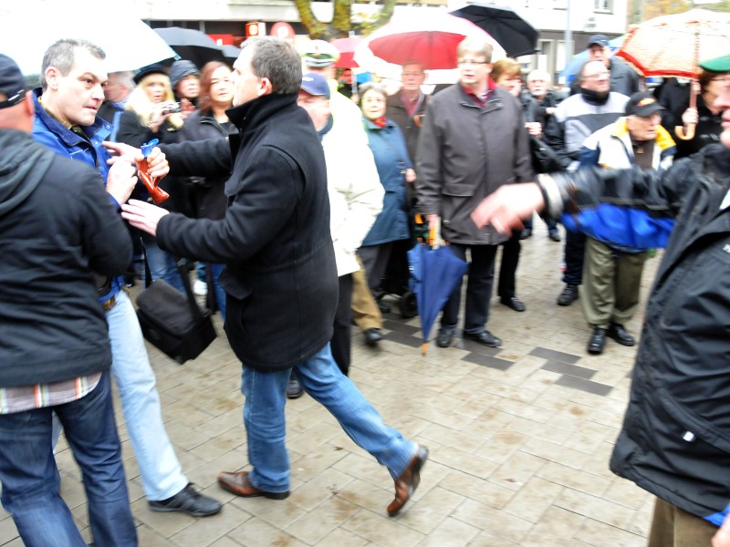 Heiligabend 2010 errichtete  Karling auf der Loveparade-Rampe mit Helfern eine provisorische Gedenkstätte, stellte 21 Kreuze auf. Später berichtete er, sein Vermieter, die katholische Gemeinde Christus-König, habe ihm die Wohnung gekündigt. Im Mai 2011 verurteilte ihn das Amtsgericht zur Zahlung einer 1000-Euro-Strafe, weil er ehemalige Mitstreiter als „käufliche Hure“ beziehungsweise „alkoholkranken Streetworker“ beschimpft hatte. Kurz darauf trat er als Vorsitzender des Vereins „Bürger für Bürger Duisburg“ zurück, um den Verein „aus der Schusslinie“ zu nehmen.