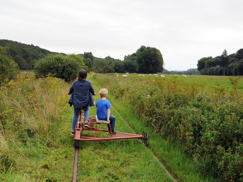 Kinder fahren mit den Draisinen