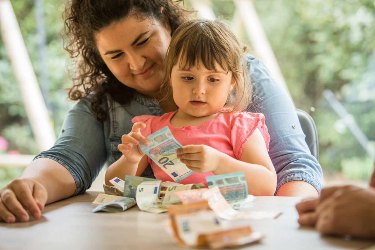 Ab Jahreswechsel 2022 gibt es einen Aufschlag zum Kinderzuschlag für bestimmte Familien (Symbolbild). 