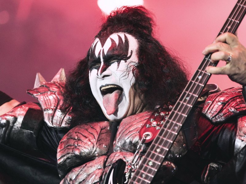 Kiss.jpg