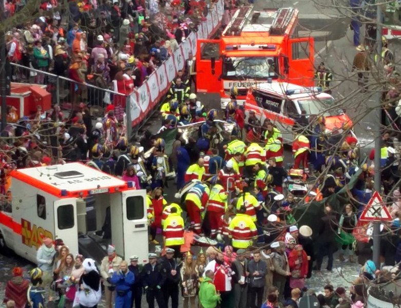 Koeln-Karneval-Rosenmontag-Umzug-Pferd-Kutsche-Unfall.jpg