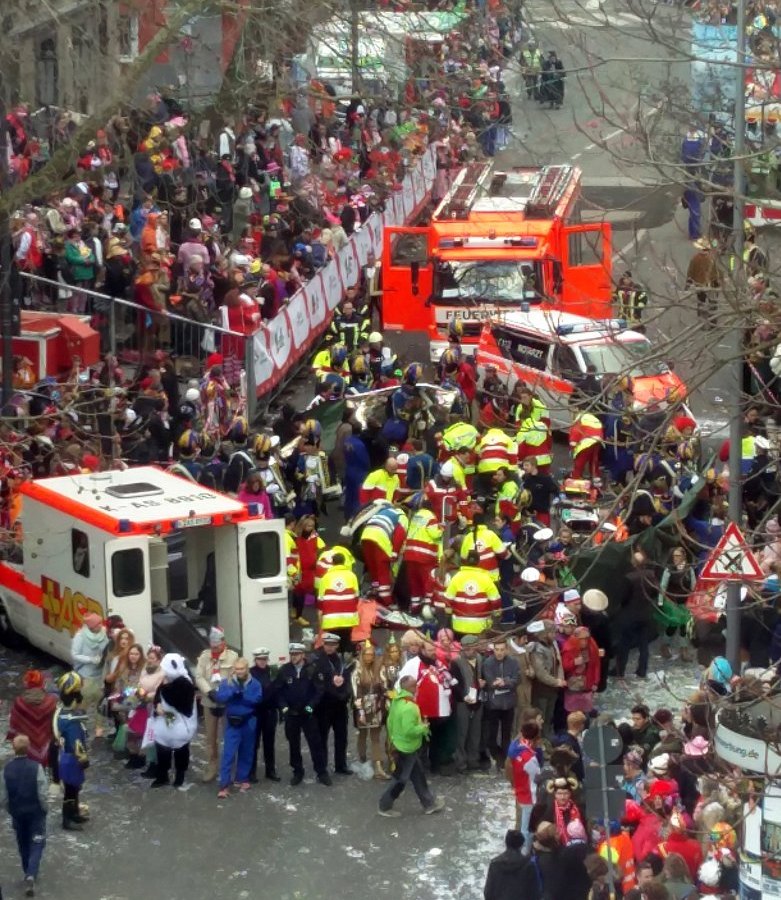 Koeln-Karneval-Rosenmontag-Umzug-Pferd-Kutsche-Unfall.jpg
