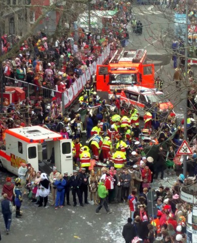 Beim Kölner Rosenmontagszug 2018 waren Pferde durchgegangen. Sanitäter kümmerten sich um die Verletzten.