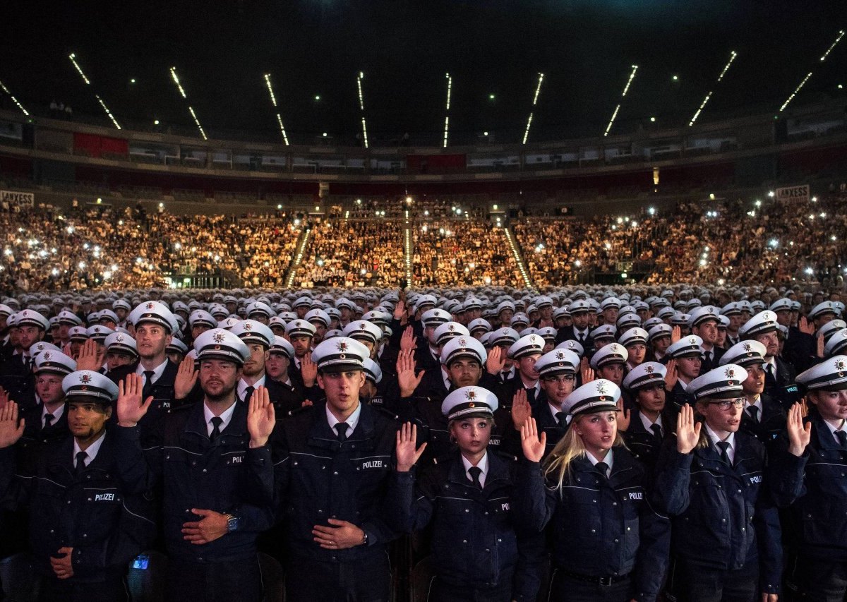 Koeln Polizisten und Polizistinnen legen.jpg