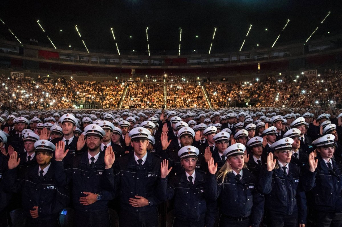 Koeln Polizisten und Polizistinnen legen.jpg