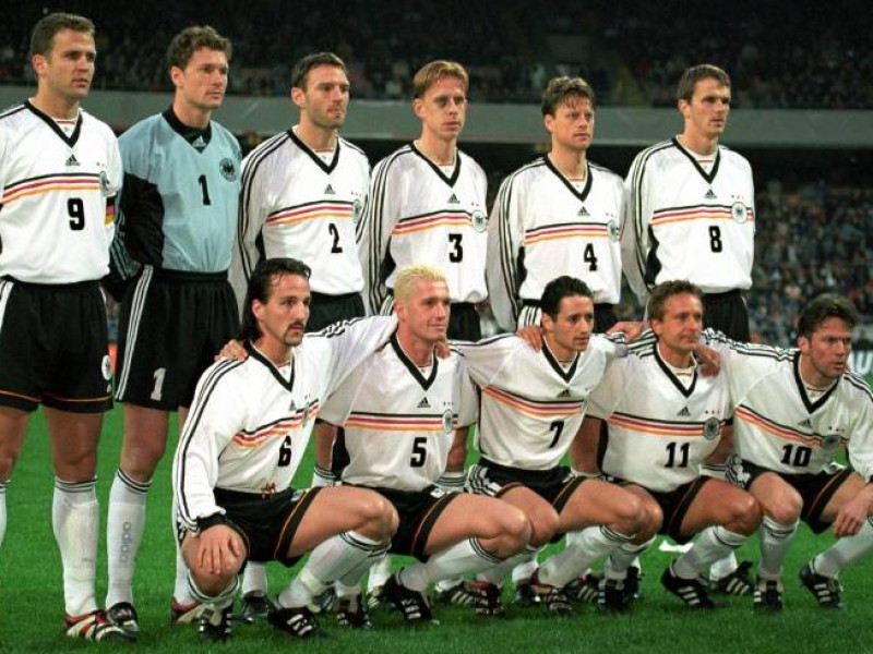 ...mit dem Adler auf der Brust. Beim EM-Qualifikationsspiel gegen Schottland war Heldt nicht der einzige Debütant. Auch Michael Ballack durfte zum ersten Mal an der Seite von Oliver Bierhoff, Lothar Matthäus und Jens Lehmann auflaufen.