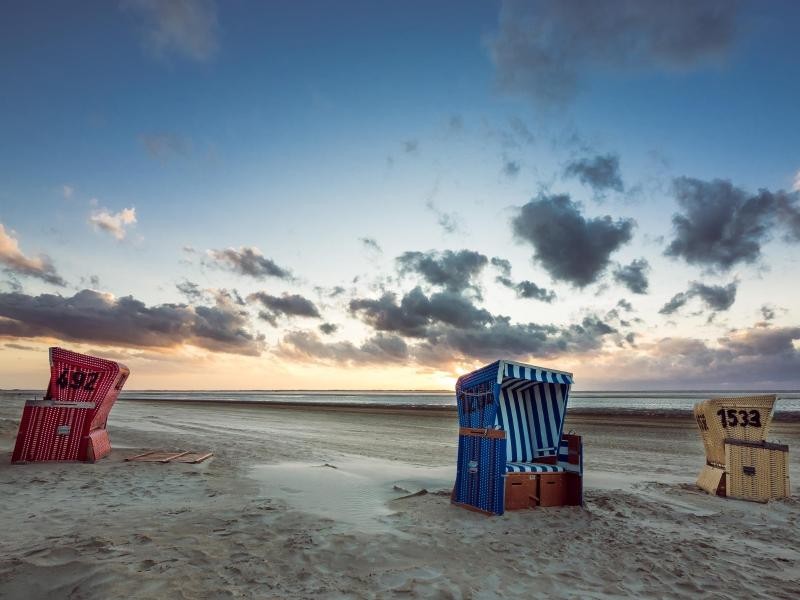 Auf der langen Insel lässt sich im Strandkorb die Ruhe genießen.