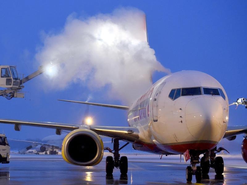 Liegen die Temperaturen bei knapp unter null Grad, ist die Wahrscheinlichkeit besonders hoch, dass das Flugzeug vor dem Start enteist werden muss.