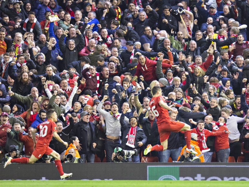 Die Aufholjagd des FC Liverpool:
Das Rückspiel im Europa-League-Viertelfinale zwischen dem BVB und Liverpool am 14. April hatte viele Geschichten. Jürgen Klopp war dieser Tage allgegenwärtig. Er war eigentlich wie immer: locker, charmant und freundlich. Vor allem war er aber nicht mehr schwarz-gelb. Ganz besonders war das zu spüren, nachdem Liverpool tatsächlich ein 1:3 in ein 4:3 verwandelte – in typischer Klopp-Manier. Wenn du als Schalker nach der hochverdienten Borussen-Führung nicht schon abgeschaltet hast, konntest du dir nach dem Ausscheiden ein gepflegtes Lachen sicher nicht verkneifen. 