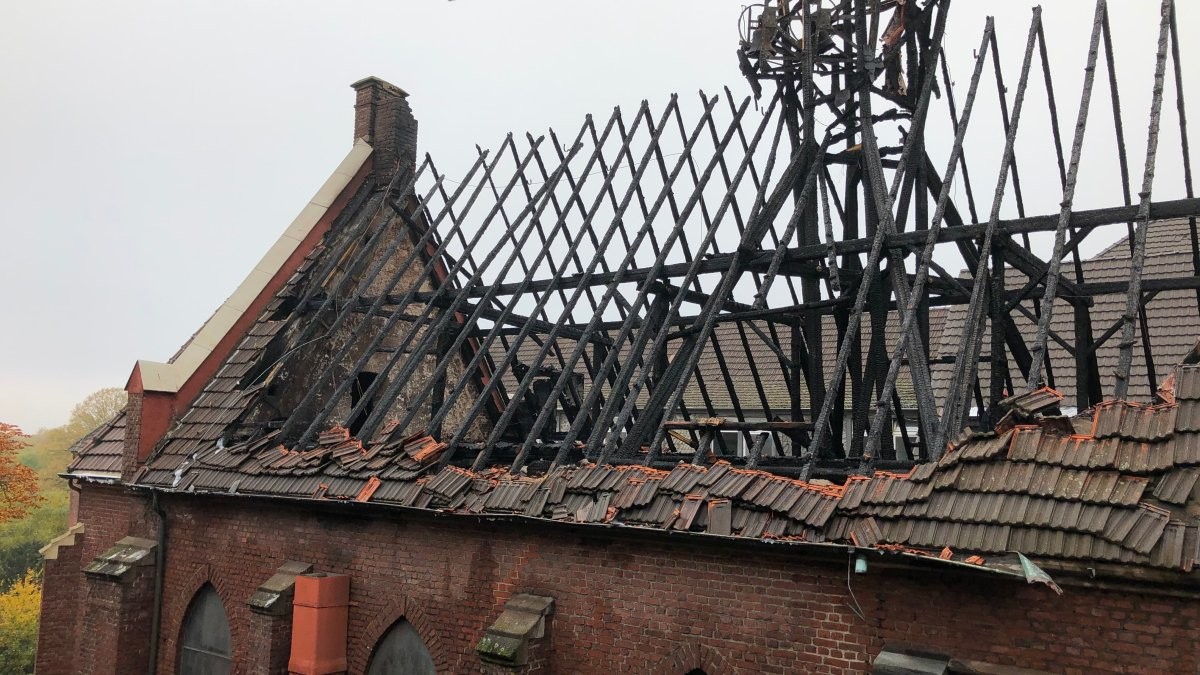 Lost Places NRW: Feuer in altem Krankenhaus in Duisburg - Großeinsatz für die Feuerwehr. So sah das Krankenhaus vor ungefähr einem Monat aus.