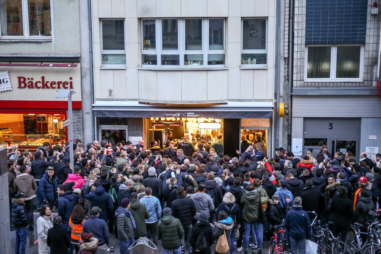 Hunderte Menschen sammelten sich vor der neuen Dönerbude an.