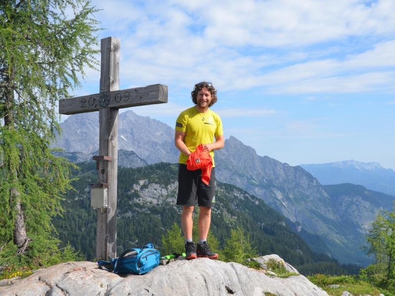 Mal keine Selfies machen: Hansi Stöckl auf dem Gipfel des Feldkogels.