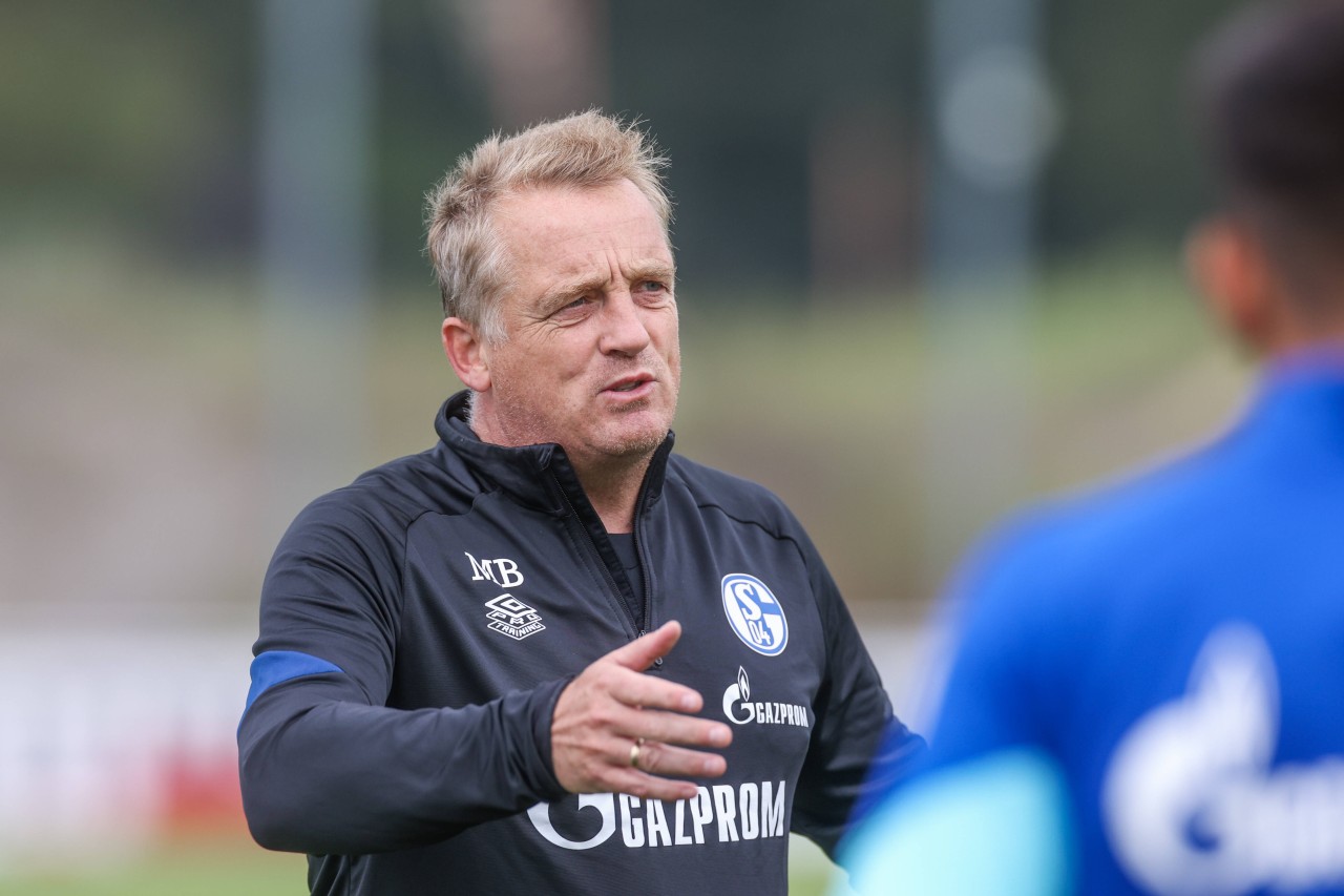 Schalkes Co-Trainer Mike Büskens springt für den guten Zweck aufs Pferd.