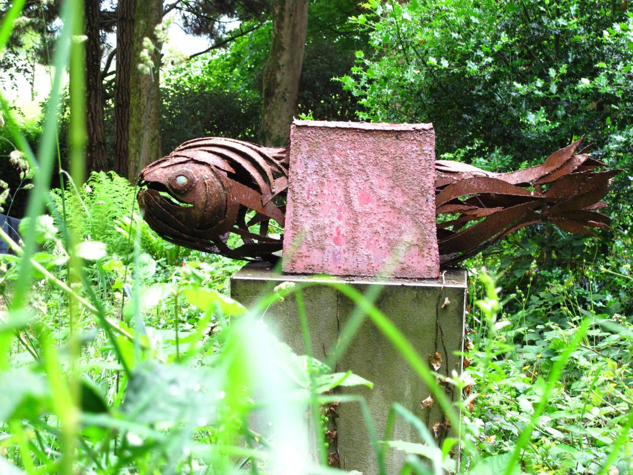 Der Mill Cove Garden in der Grafschaft Cork in Irland ist immer für eine Überraschung gut. Versteckt im dschungelartigen Grün stehen Skulpturen.