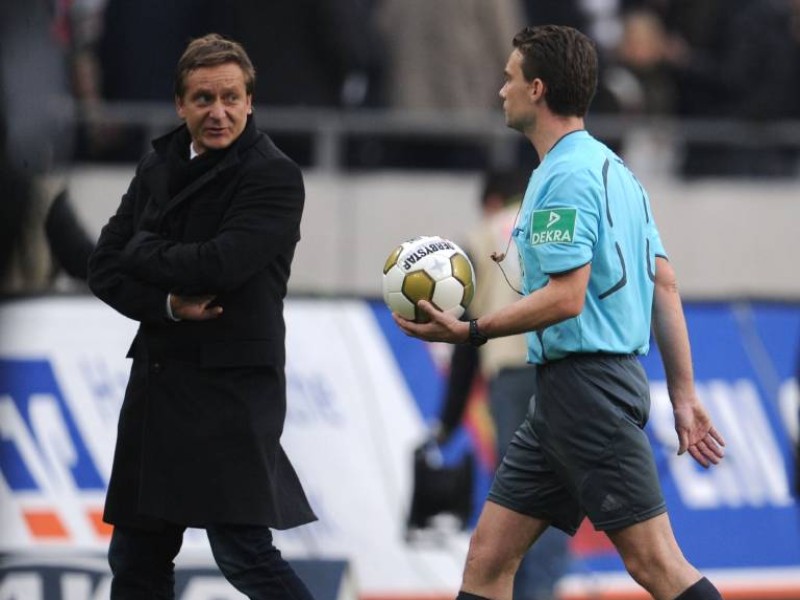 ...mit den Schiedsrichtern - vor allem, wenn sie Spielsituationen anders gesehen haben als er. Dann schimpft Heldt schon mal über Tatsachengeschisse und nennt die Unparteiischen Pappnasen. So geschehen nach der Schalker 0:1-Niederlage im Achtelfinal-Hinspiele der Europa League bei Twente Enschede.