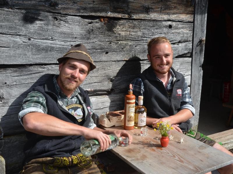 Mögen die Berge und den Enzianschnaps - vor allem dessen Herstellung: Lukas Schöbinger (r) und Max Irlinger.