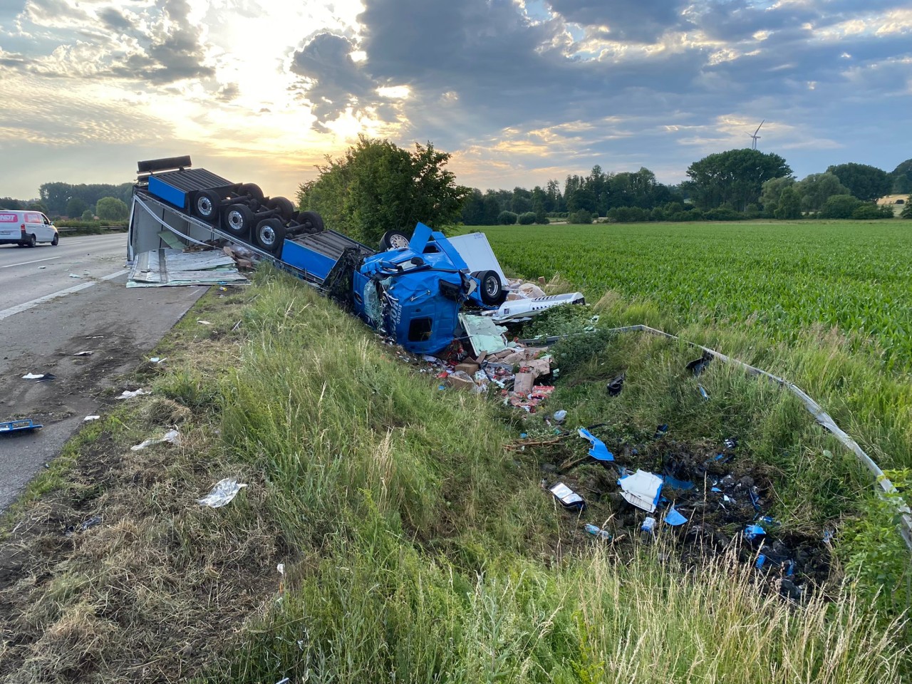 NRW: Der Lkw riss außerdem ein 200 Meter langes Stück der Schutzplanke aus der Verankerung.