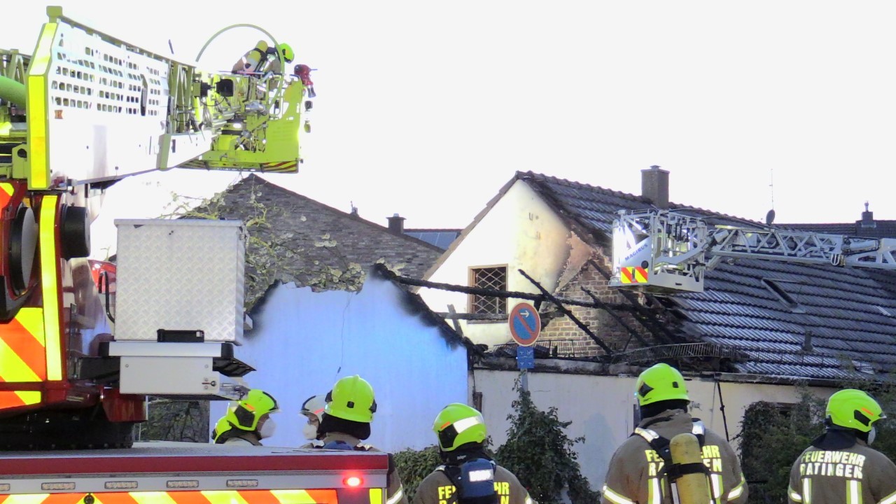 Die Feuerwehr bekam Unterstützung von der Freiwilligen Feuerwehr. 