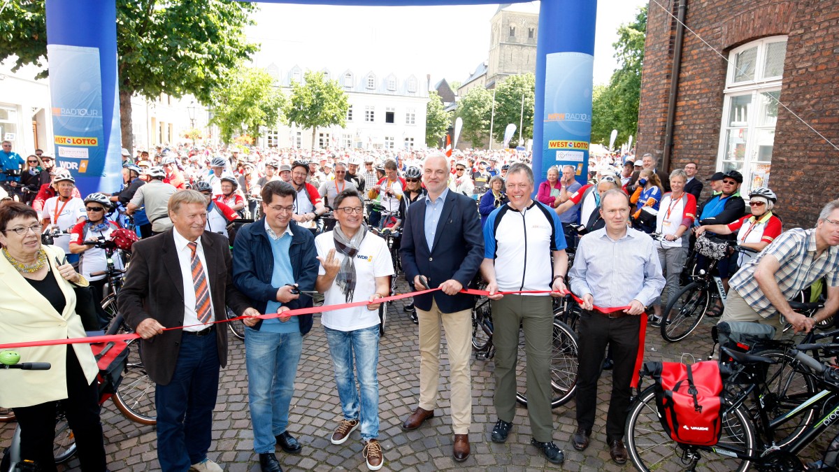 Prof. Dr. Barbara Schock-Werner, Mitglied im Vorstand der NRW-Stiftung,  Harry K. Voigtsberger, Präsident der NRW-Stiftung, Rheinbergs Bürgermeister Frank Tatzel, WDR4-Moderator Stefan Verhasselt, NRW-Wirtschaftsminister Garrelt Duin, WestLotto-Geschäftsführer Andreas Kötter und Michael Breuer, Förderverein NRW-Stiftung, eröffneten die NRW-Radtour (von links). 