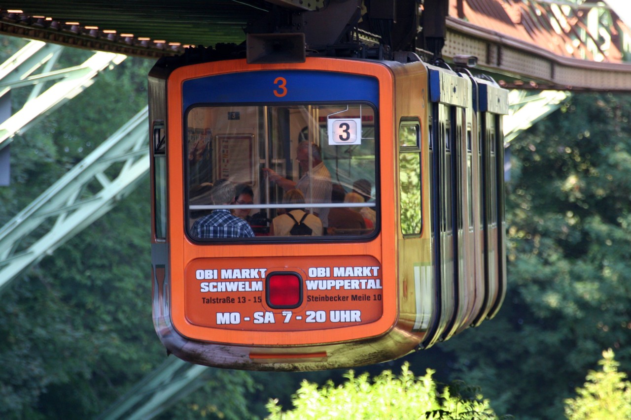 Wuppertaler nutzen die Schwebebahn als ganz normales Verkehrsmittel. Mit einem Bus- oder Bahnticket ist die Fahrt möglich.