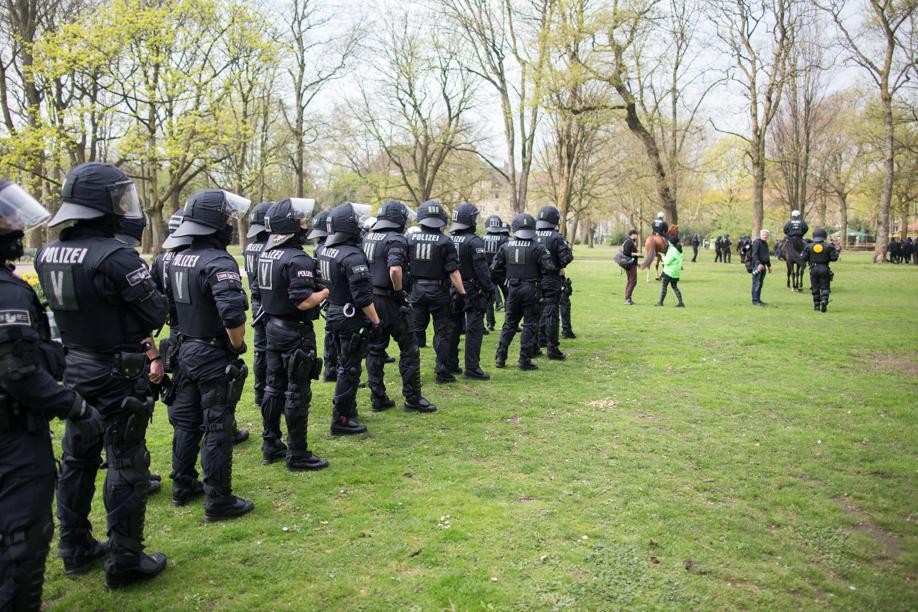 Die Polizei ist auch mit einem Aufgebot im Westpark vor Ort.