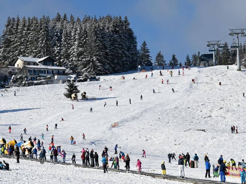 Neuschnee hat in Willingen für einen großen Andrang auf die bisher präparierten Skipisten gesorgt.