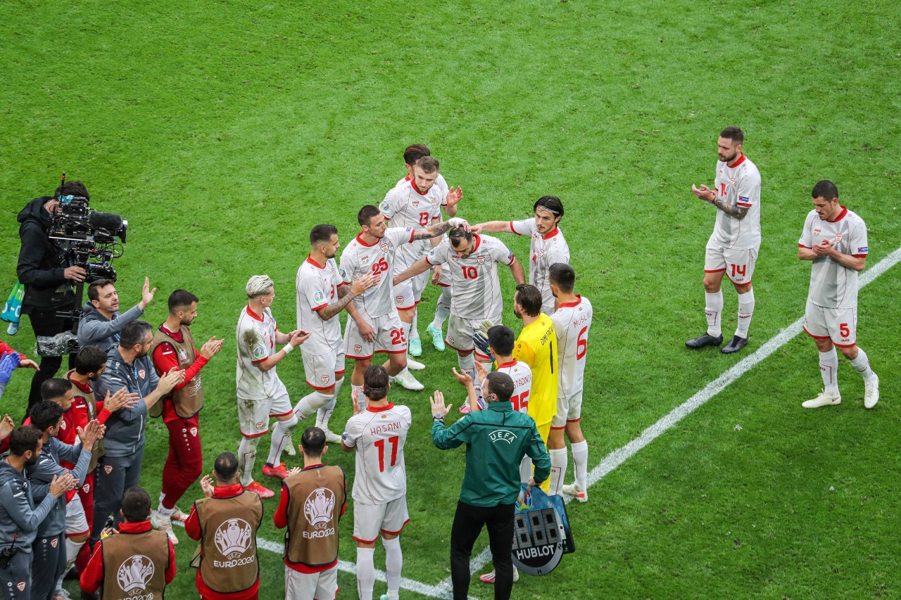 Die Mitspieler stehen Spalier für Goran Pandev.