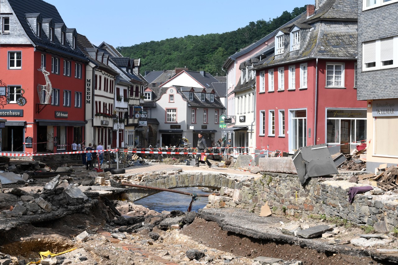 Nordrhein-Westfalen, Bad Münstereifel: Die zerstörte Innenstadt.