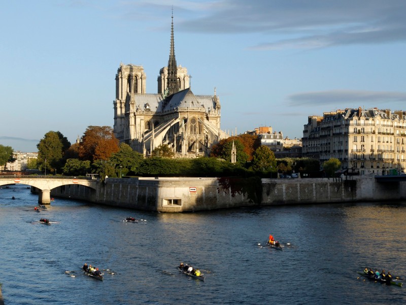 Notre-Dame in Paris ist das bedeutendste Meisterwerk der Gotik. Die Kirche mit den figurenreichen Portalen und grotesken Wasserspeiern war unter anderem Schauplatz der Krönung Napoleons. Die Kathedrale wurde während der Revolution entweiht und zum Tempel der Vernunft erklärt. Langsam begann der Verfall. Erst mit seinem Roman Der Glöckner von Notre-Dame rückte Victor Hugo die Schönheit des Gebäudes wieder ins Blickfeld und bewirkte eine Restaurierung des Baus.