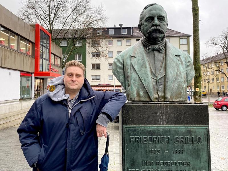 Oliver Kruschinski am Denkmal von Friedrich Grillo auf dem Grilloplatz in Schalke.