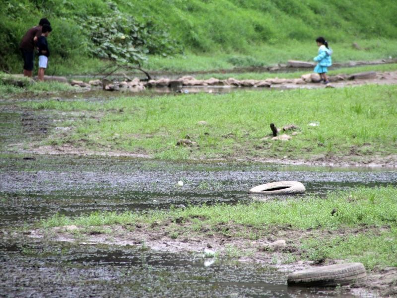 Autoreifen liegen im Wadi Darbat - Umweltschutz steht im Oman nicht unbedingt ganz oben auf der Agenda.