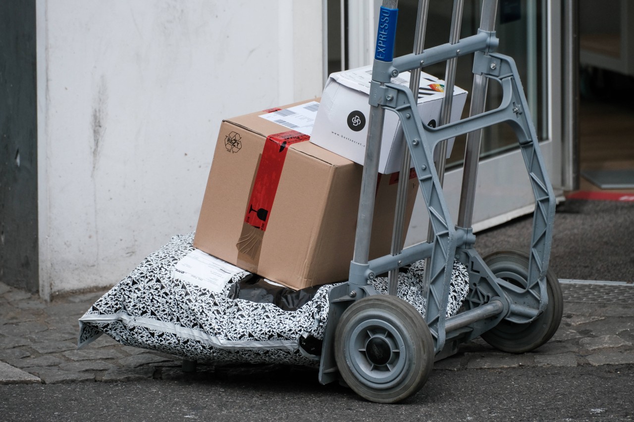 Der vermeintliche Bote bittet die Opfer darum, ein Paket per Nachnahme anzunehmen. (Symbolbild)