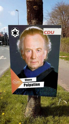 Auch mit Sheev Palpatine sahen Facebook-Nutzer Ähnlichkeiten - und posteten eine leicht veränderte Version des Plakats.