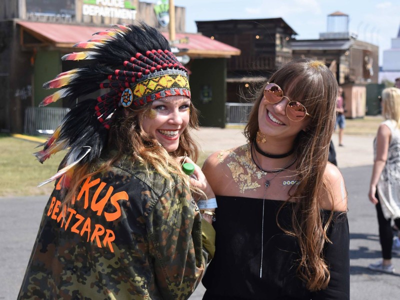 Caro aus Düsseldorfund Geraldine aus Dortmund beim Parookaville 2017. 