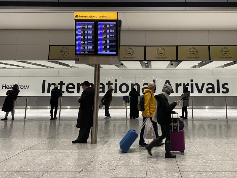 Passagiere gehen durch die Ankunftshalle von Terminal 5 am Londoner Flughafen Heathrow, nachdem sie in Großbritannien angekommen sind.