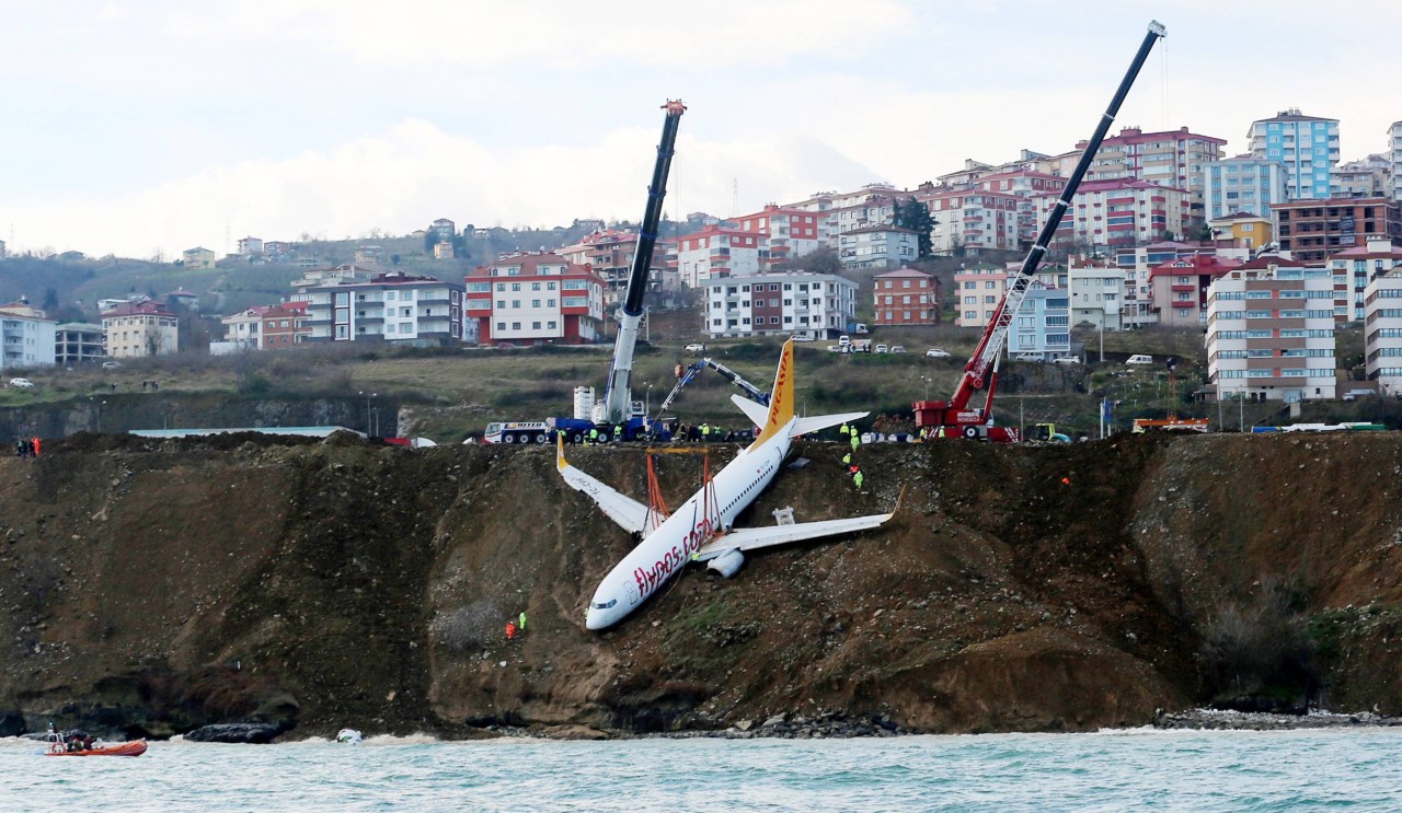 Der Pegasus-Flieger musste im Januar aufwändig geborgen werden, nachdem er von der Piste abgekommen und fast ins Meer gerutscht war.