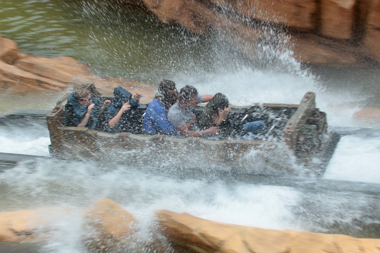 Die beliebte Wasserbahn im Phantasialand. Da kriegt man schon beim Zugucken Lust auf eine Fahrt. (Archivfoto)