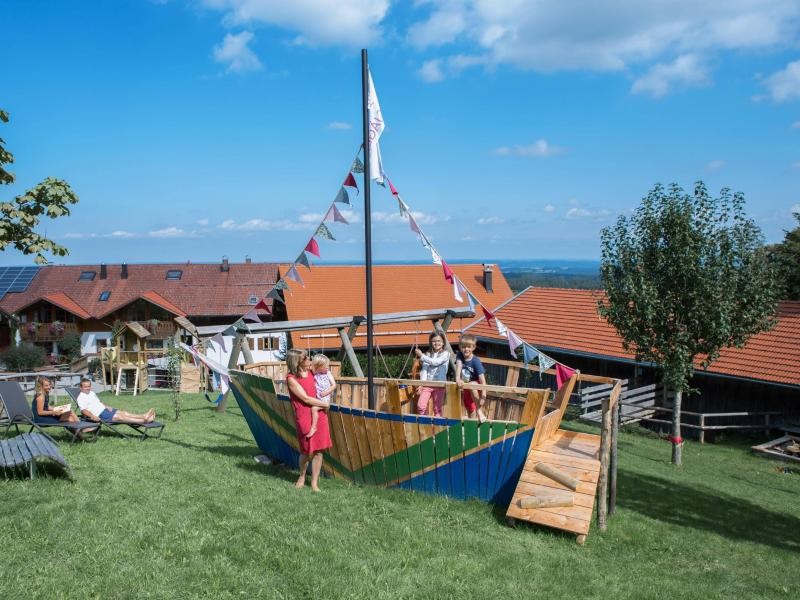 Piraten spielen im Urlaub auf dem Bauernhof: der Bussjägerhof in Bayern.