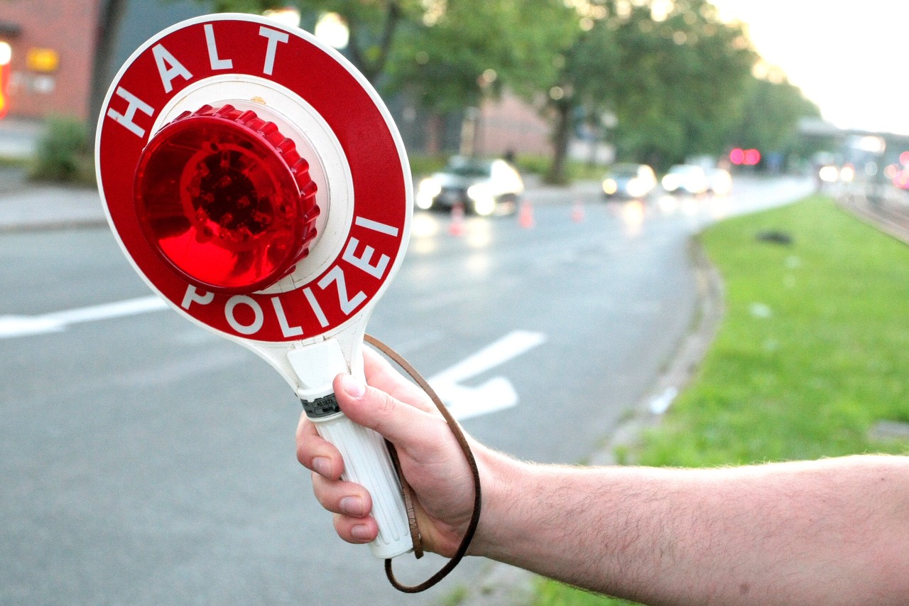 Die Polizei hat drei Männer festgenommen, die auf der A2 in NRW auffällig geworden waren. (Symbolbild)