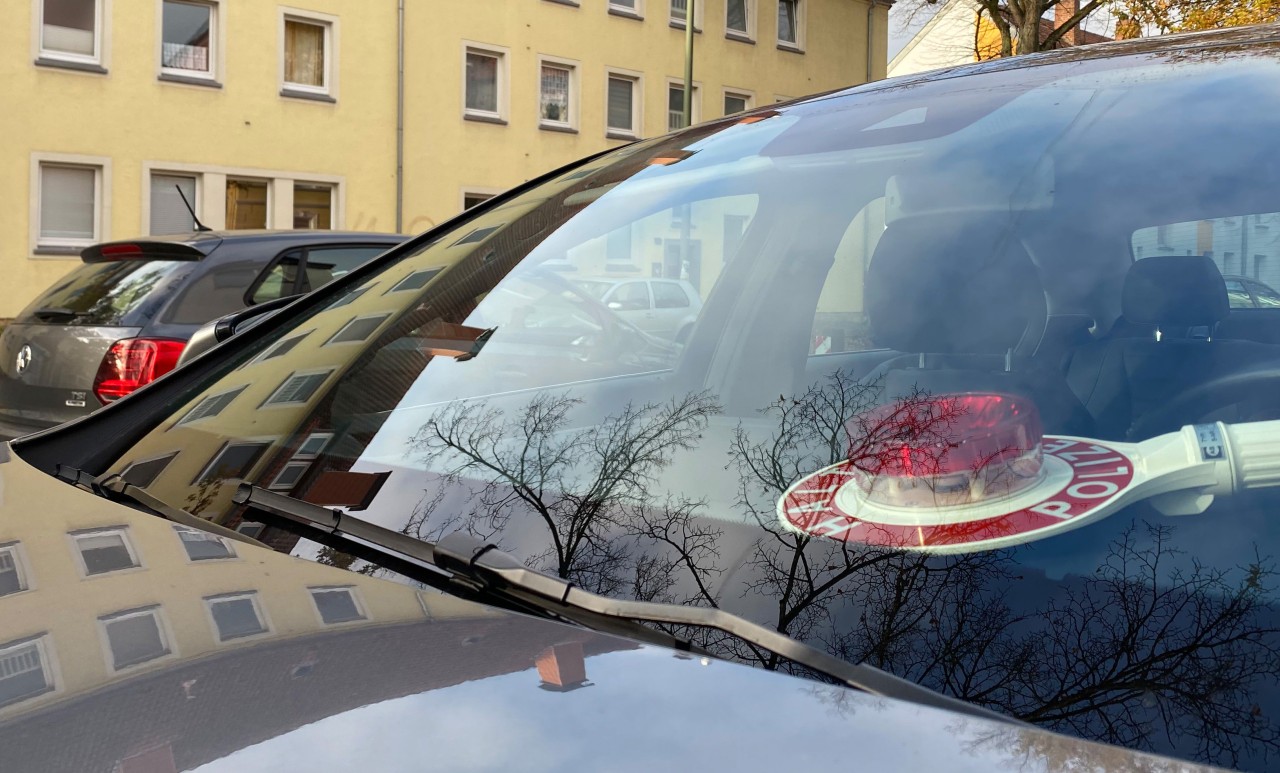 Auf dem Dachboden eines Mehrfamilienhauses in Dortmund hatten ein 20-jähriger Drogendealer unter anderem Bargeld und Drogen gelagert. (Symbolbild)