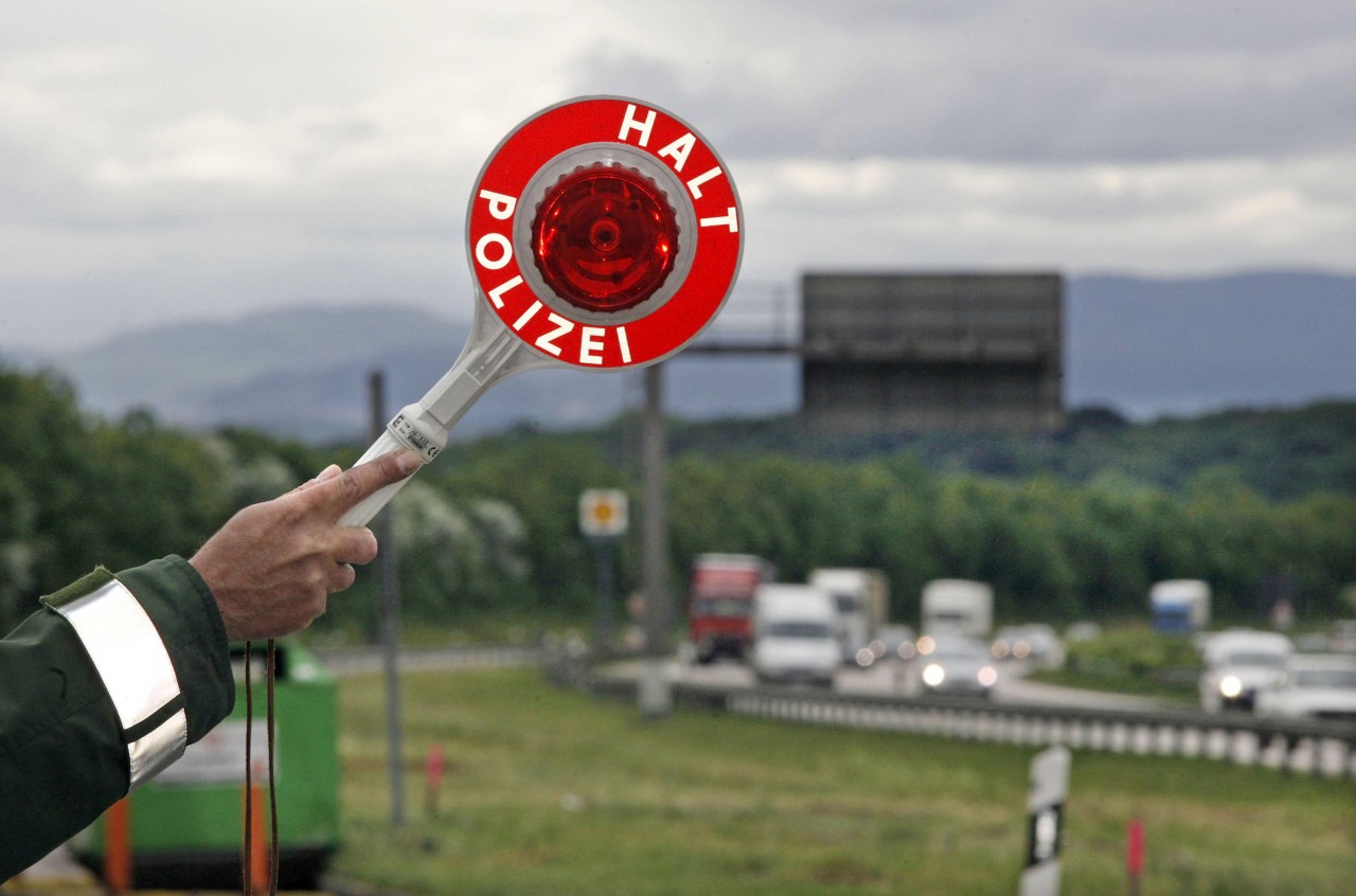 Die Polizei Dortmund hat einen nervös wirkenden Autofahrer aus dem Verkehr gezogen. (Symbolbild)