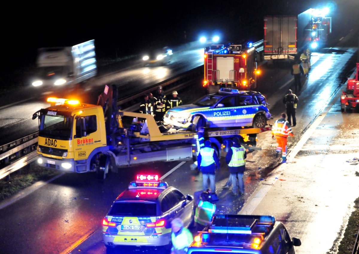 Polizistin-Viersen-A61-LKW.jpg