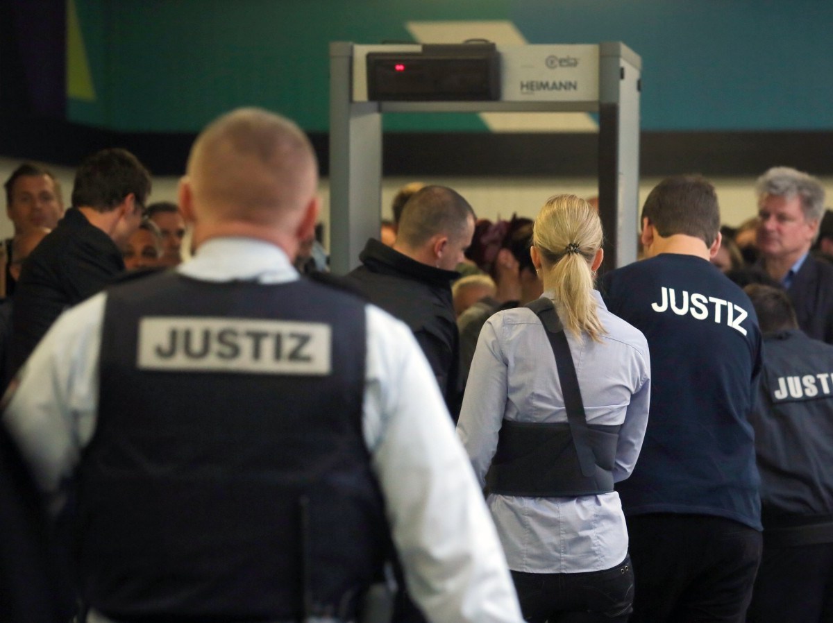 Marcel-Heße-Prozess: Andrang vor der Sicherheitsschleuse im Landgericht Bochum., Michaela W. (zweite von links) und Jeanette R. (zweite von rechts) fixieren Marcel Heße mit ihren Blicken. Der reagiert unbeeindruckt.