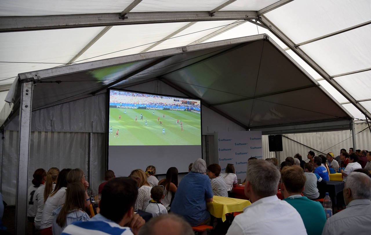 Ein Bild aus alten Tagen. Doch Public Viewing in NRW soll trotz Corona möglich gemacht werden.