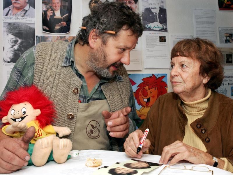 Pumuckl-Museum in Ohlstadt: Hier hat Gründer Armin Krattenmacher (l) dem frechen Kobold ein Zuhause gegeben (im Bild mit Pumuckl-Erfinderin Ellis Kaut).