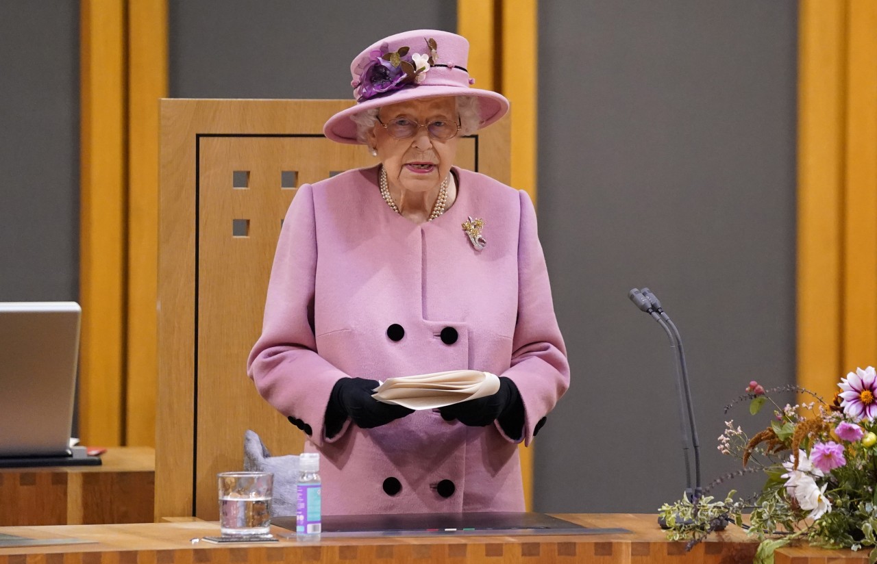 Queen Elizabeth II., hier im Oktober 2021, zeigt Flagge und ändert die Regeln.