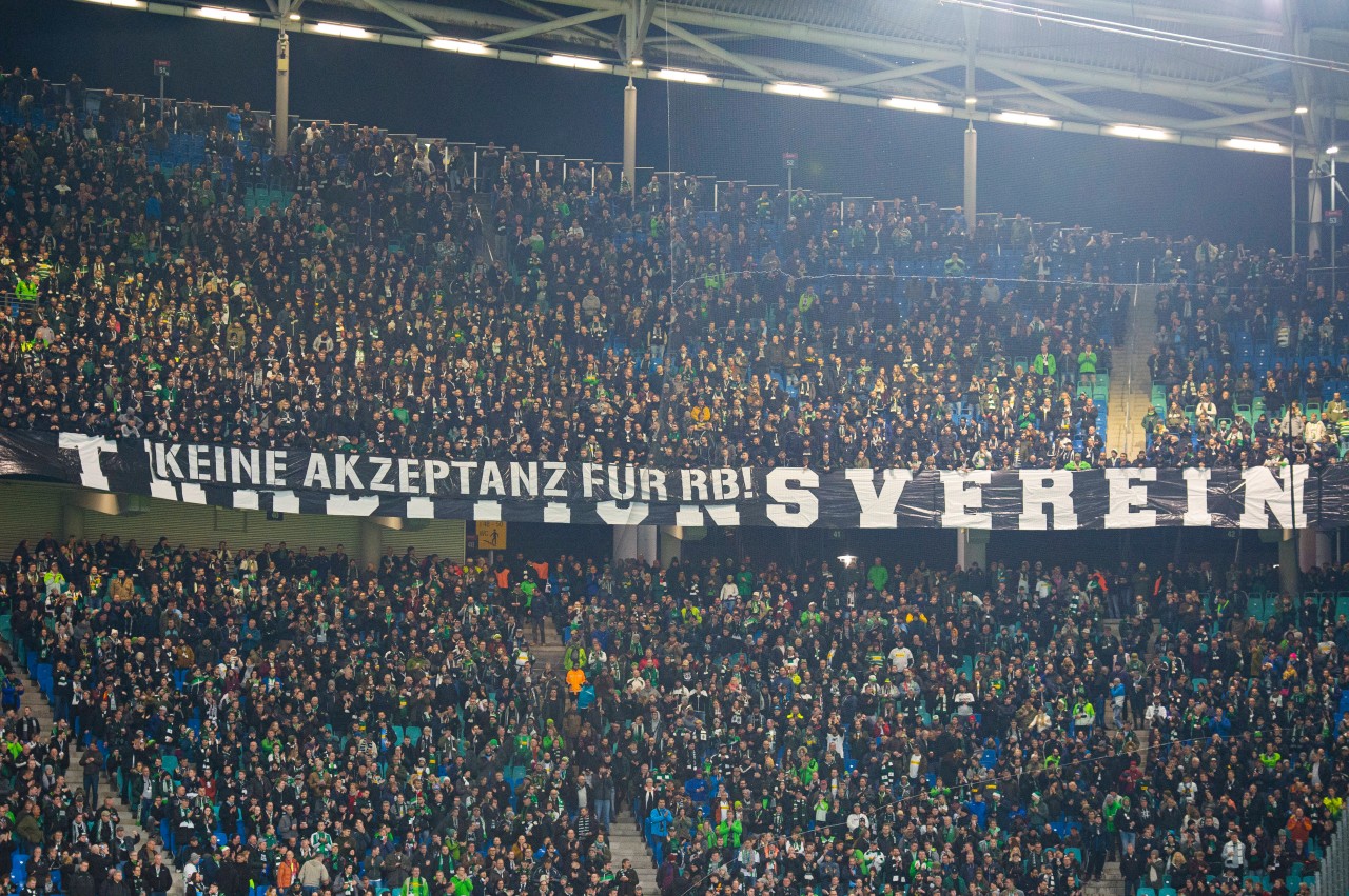 Immer wieder kommt es zu Fan-Protesten gegen RB Leipzig. So auch 2020 beim Spiel gegen Borussia Mönchengladbach.