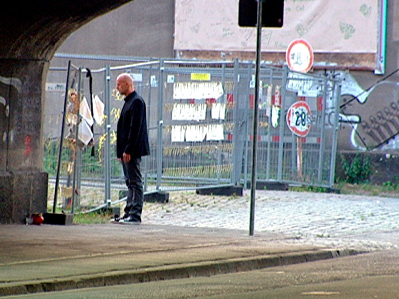 ... der Crowd-Manager Carsten W. und (das wurde nach einer Wohnungsdurchsuchung im Oktober 2011 bekannt) der Organisationsleiter der Loveparade. Psychologe W. hatte als erster Verantwortlicher öffentlich über eigene Fehler gesprochen. In einem Spiegel-Interview erhob er, der während des Unglücks im Container an der Rampe saß, schwere Vorwürfe gegen die Polizei. So hätten er und ein Polizist „geschätzte 45 Minuten“ benötigt, die Polizeiführung zu erreichen. 
Rainer Schaller (hier im WDR-Film „Die letzte Loveparade“) dagegen zählte von Beginn an nicht zu den Beschuldigten.