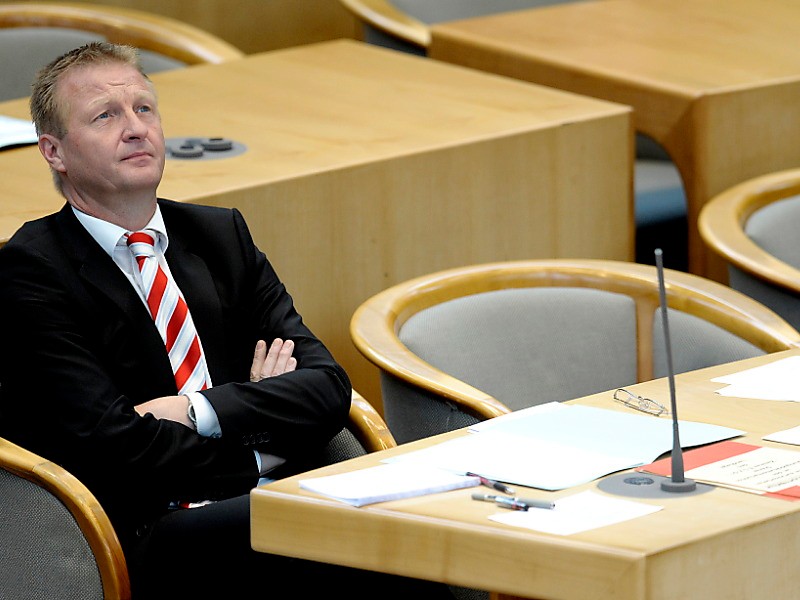 Ralf Jäger, wurde neun Tage vor der Loveparade zum Minister für Inneres und Kommunales in der neuen Landesregierung ernannt. Jäger, auch Vorsitzender der SPD Duisburg, machte zwei Tage nach der Loveparade Veranstalter Lopavent für die tödliche Massenpanik verantwortlich. Rainer Schallers Firma habe die Vorgaben seines Sicherheitskonzeptes nicht eingehalten, sagte Jäger. Die eingesetzten Polizeibeamten ...