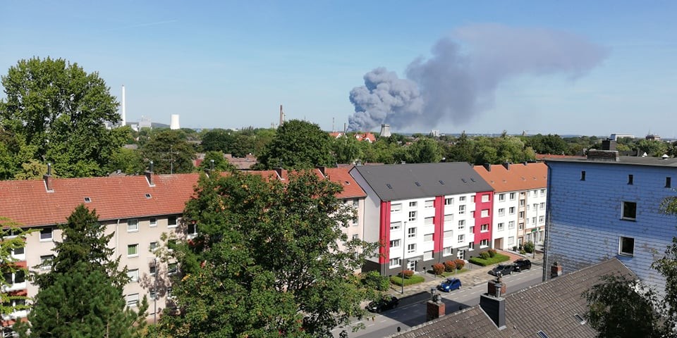 Die graue Rauchwolke über Recklinghausen ist bis Herne zu sehen. 